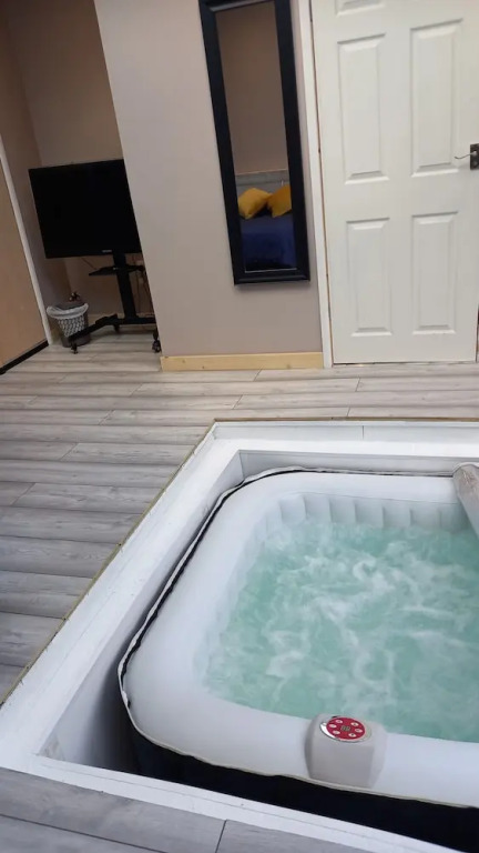 Stunning 1-bed Cabin in Bromley With hot tub