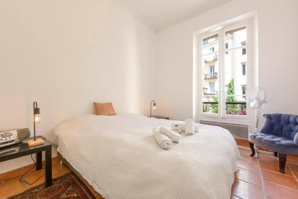 Large spacious 2 BDR apt heart of Antibes 300 meters from beach