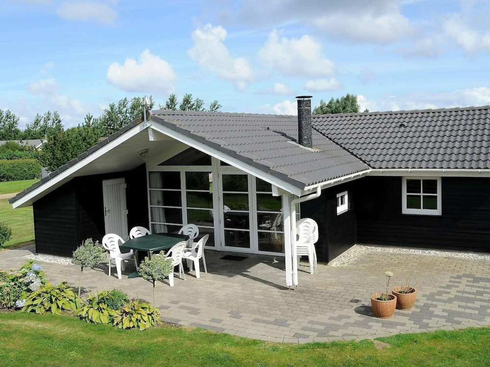 Luring Holiday Home in Hemmet With Whirlpool