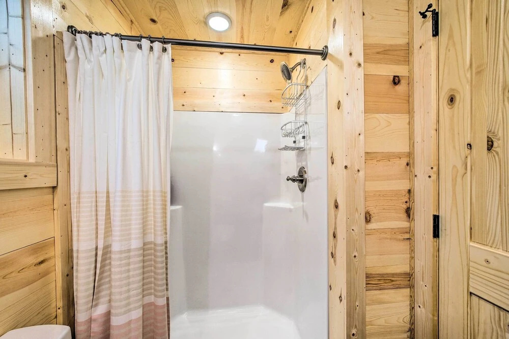 Stylish Cabin by Beavers Bend: Hot Tub & Fire Pit