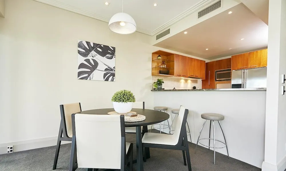 QV Viaduct Charming Apartment with AC WiFi and Parking - 933