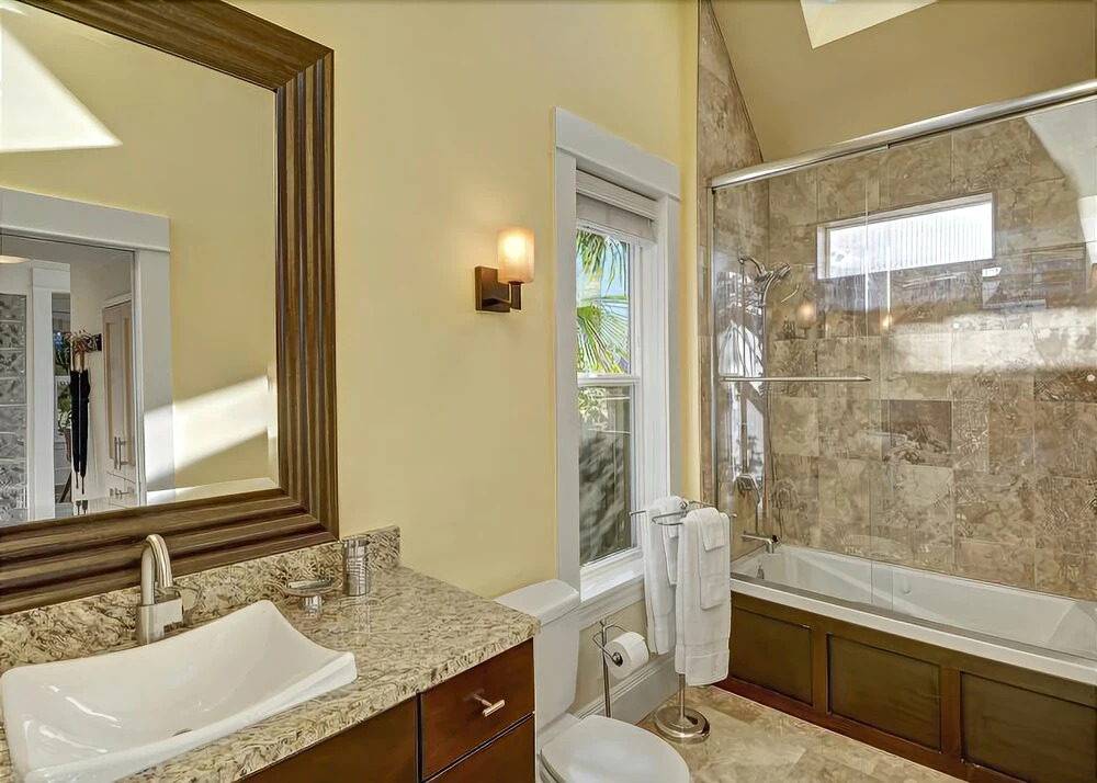 Fremont Oasis - Two Bedroom Home with Fireplace
