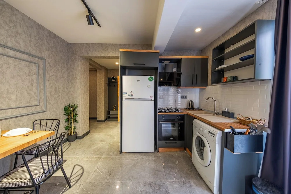 Mrt Suites Lara