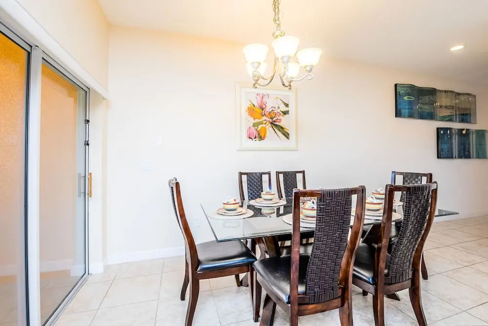 Contemporary 4 Bed 3 Bath Town Home With Upgrades, Private Pool i Close to Disney, Shopping