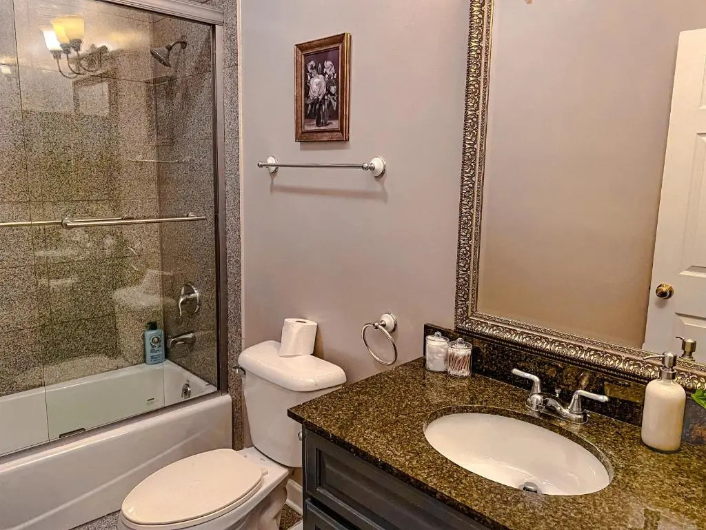 Beautiful 5br home for 14 guests with free parking