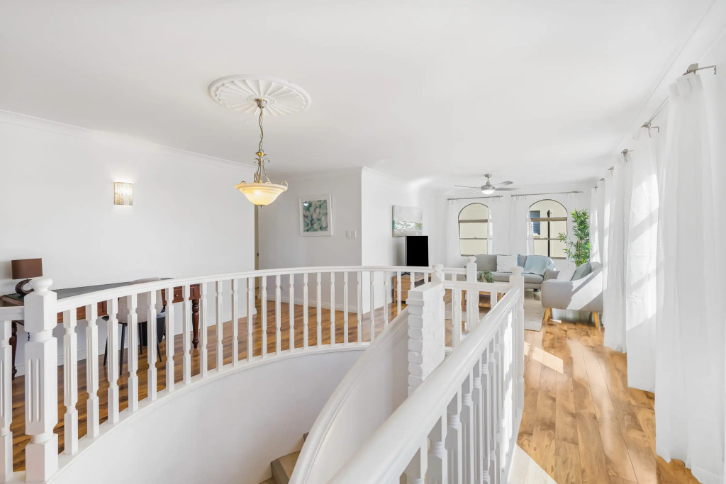 Waterfront Family Entertainer   5 Bedroom   Pool