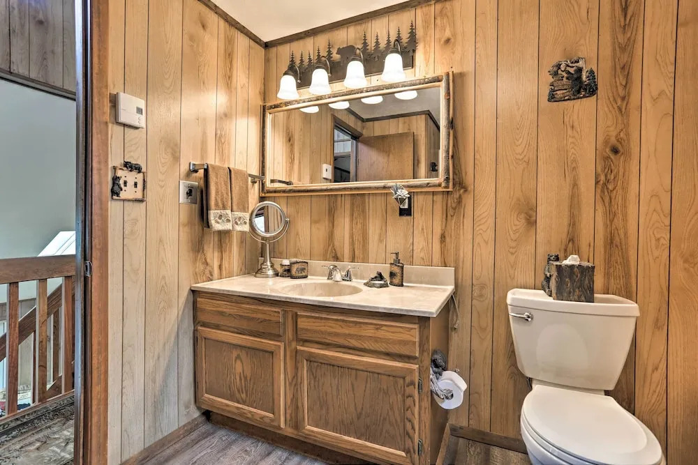 Cozy Bear Den Cabin Game Room & Golf Cart