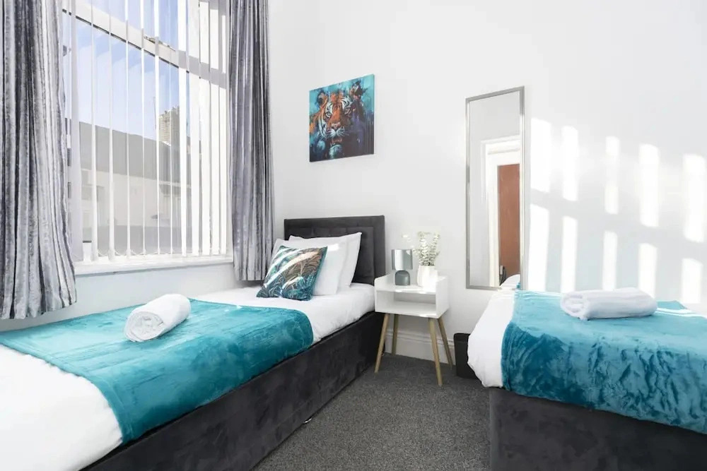 Stylish 3BR Home With Parking by University