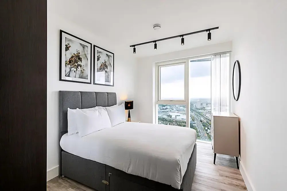 Modern Sky-High Flat In North Acton