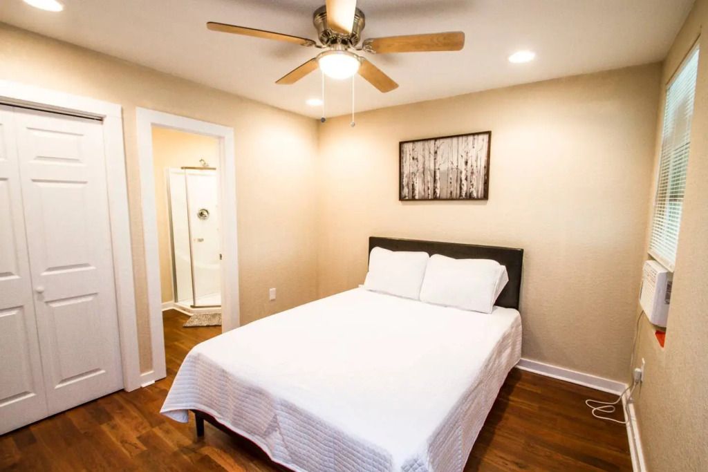One Bedroom Apartment Near Downtown with Sleeper