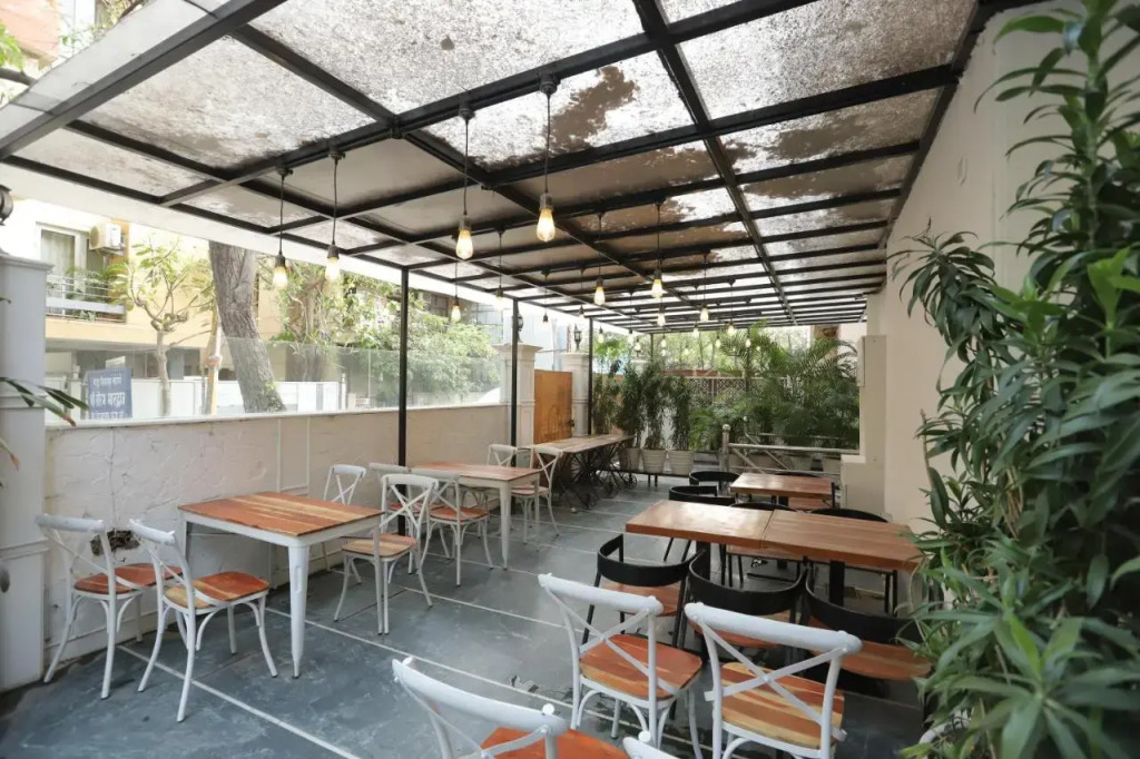 Qotel Comfort Golden Saffron - Hotel in Punjabi Bagh Near Metro