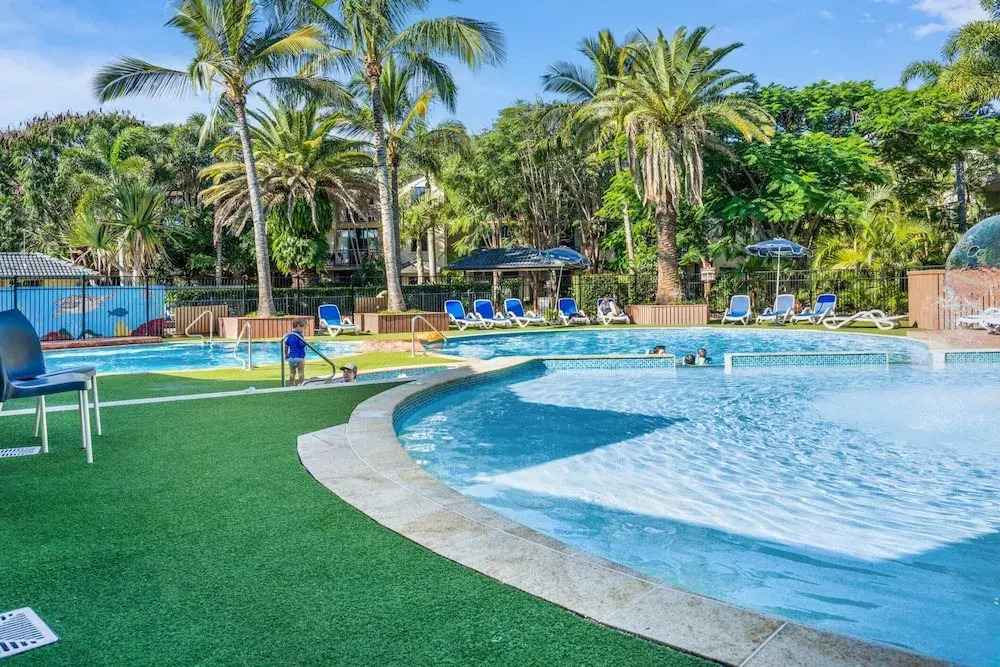 2-bed Family Haven With Pools, BBQ & Playgrounds