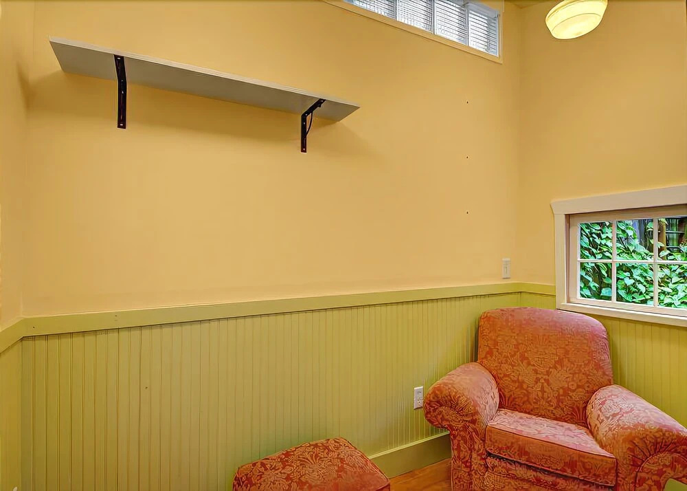 Phinneywood Bungalow - Two Bedroom Home with Fireplace