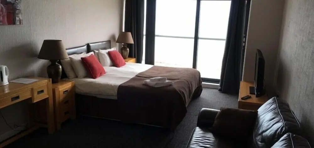 Number 44 Hotel & Bar
