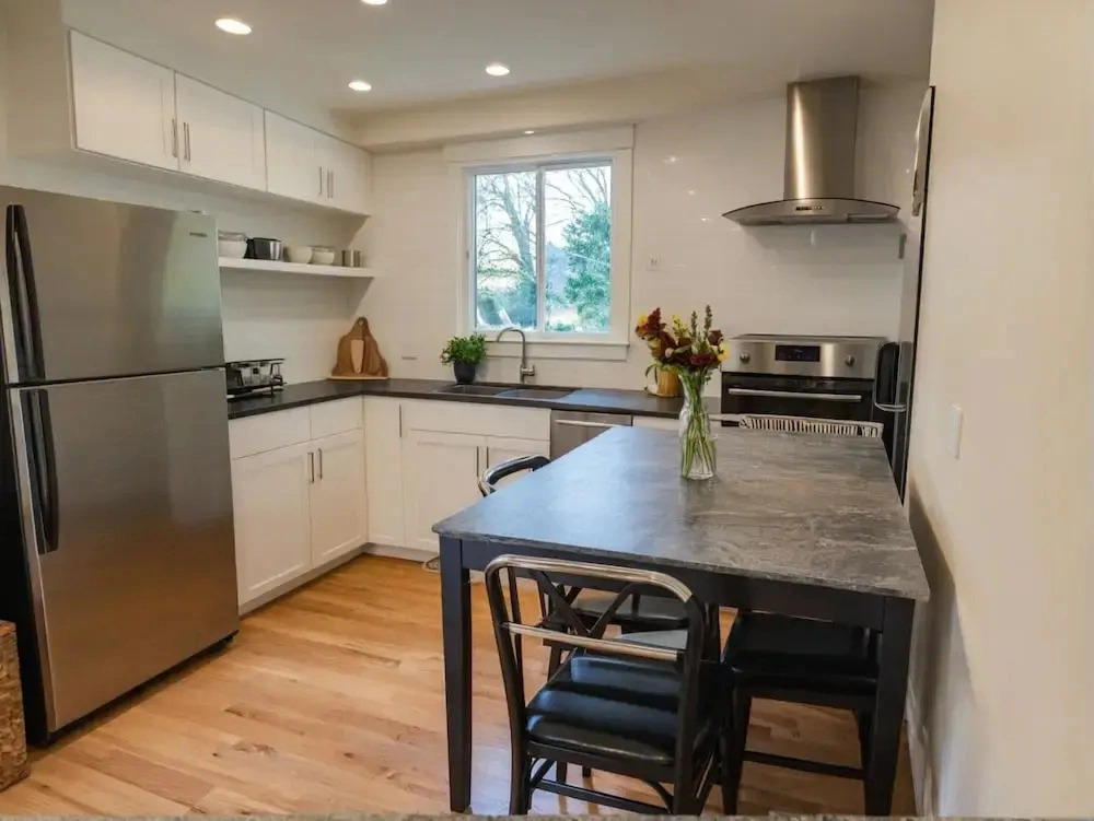 Modern 4 & 5 BR Townhomes Minutes from Downtown LA