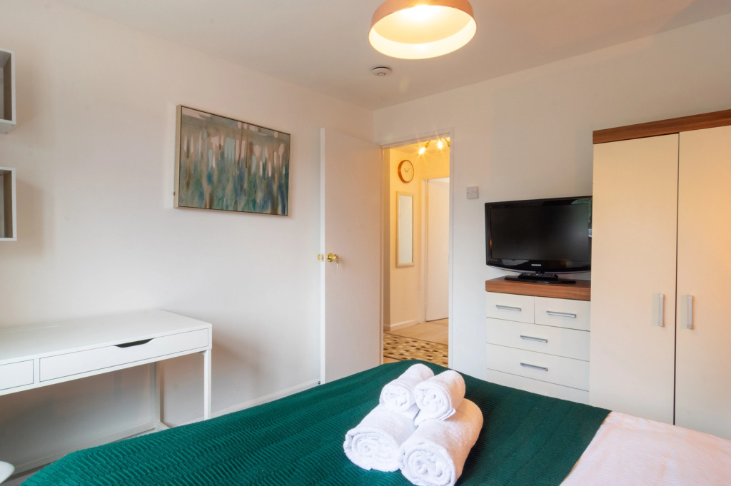 PickThePlace 3-bedroom Plymouth apartment