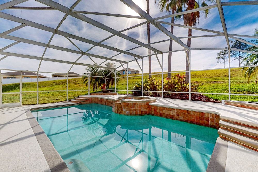 Spacious Home in a Great Neighborhood With Enclosed Pool & AC - Dog-friendly