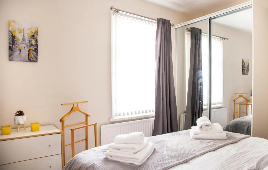 Contractor house, sleeps 5, close to restaurant's and bars, Long stays available, Oveyo Accommodation
