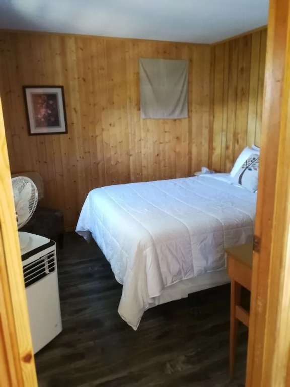 Knotty Pine Cottages, Suites & Motel Rooms