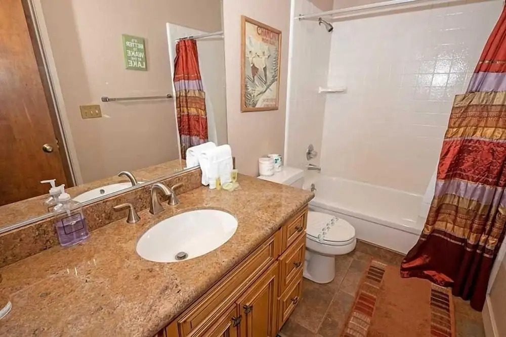 3407 Pine Hill 2 Bedroom Home by RedAwning