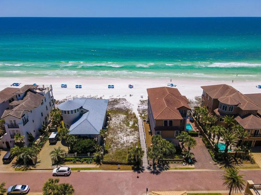 Destin's Gem by Avantstay Steps to the Beach w/ BBQ & Pool