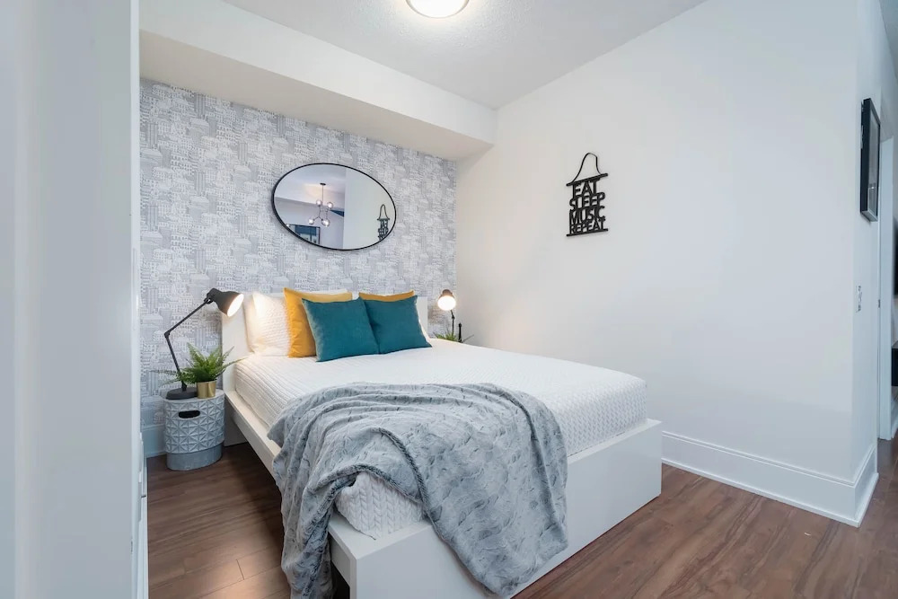 Peter St - Downtown Suite with Balcony