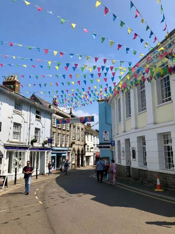 Large central Falmouth apartment with views and parking