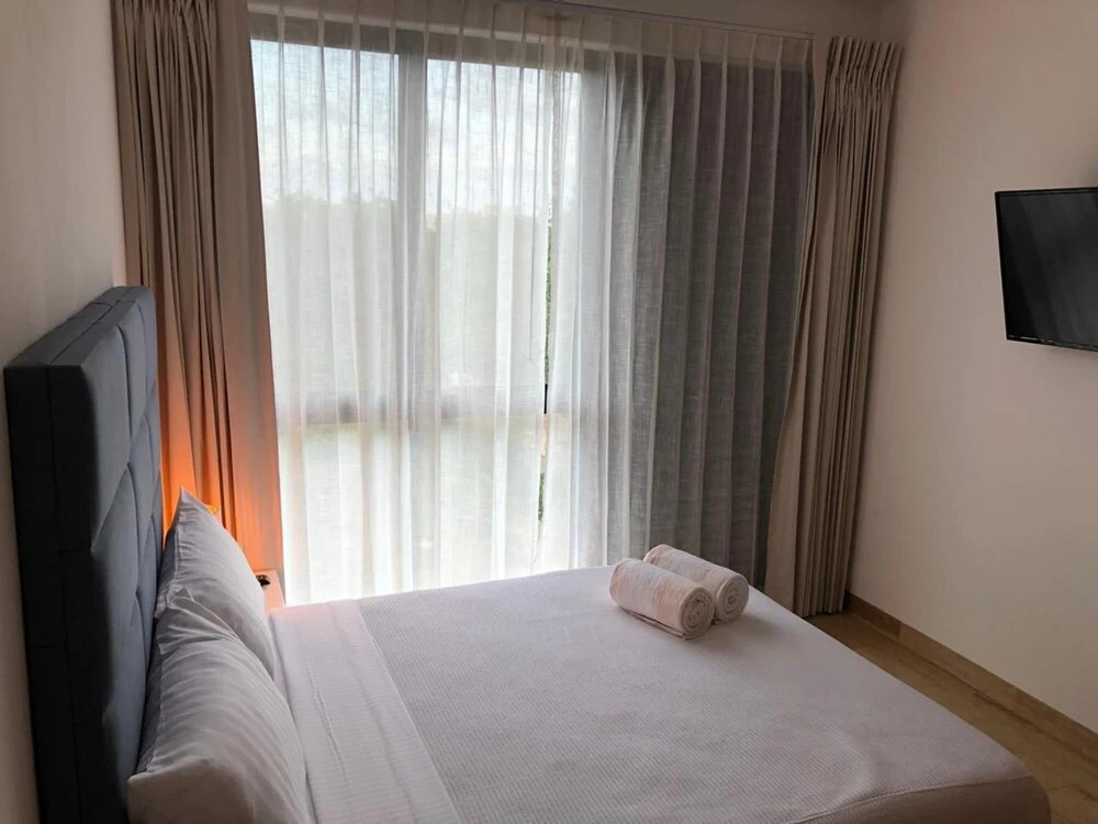 Fantastic Condo Perfect for Relaxation Yoga Massage Room in Building Rooftop Pool Sunbeds