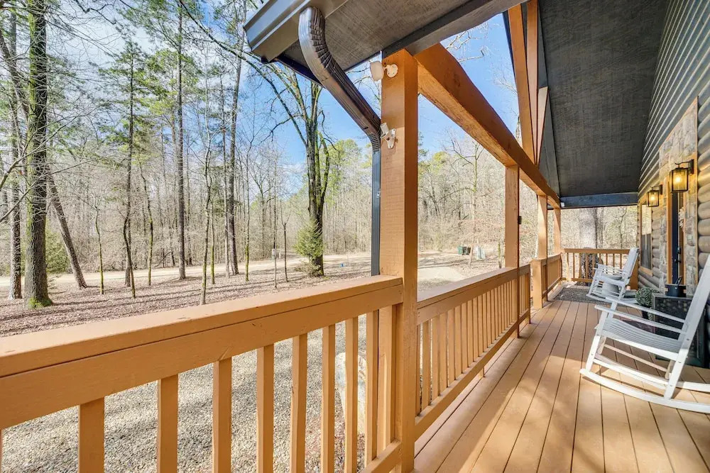 Broken Bow Cabin w/ Hot Tub ~ 5 Mi to State Park!