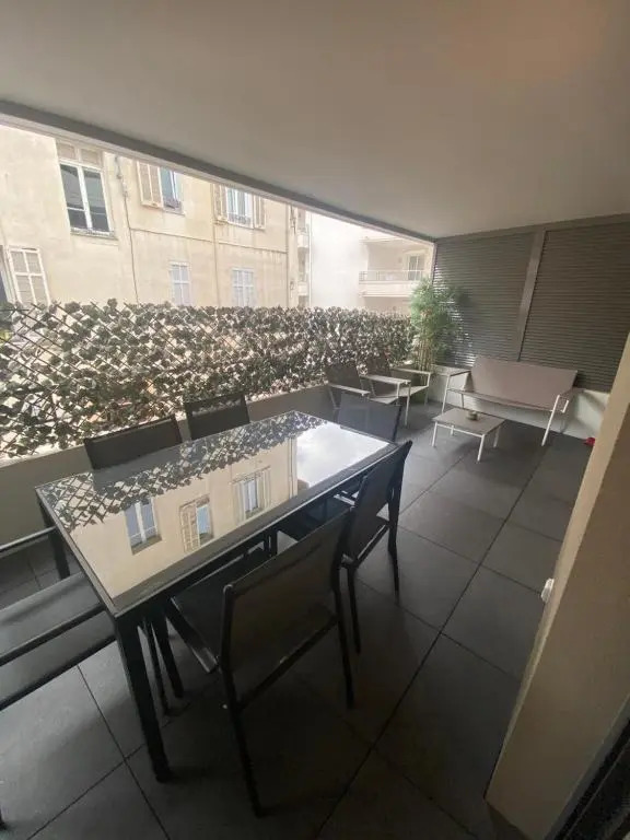 2 pièces avec terrasse et piscine cannes Croisette