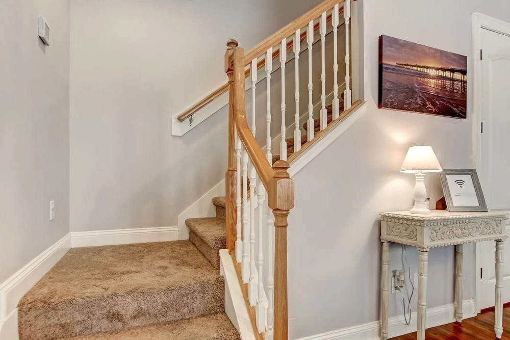 Spacious Townhome, 10 min to the Beach, Dogs OK!