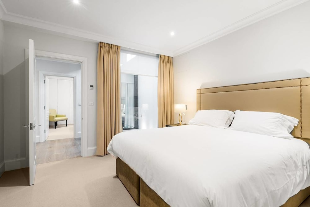 Luxury 3BR Home in Knightsbridge W/sauna, 6 Guests