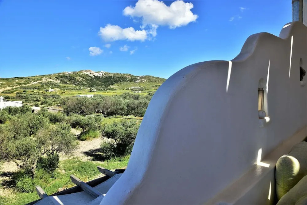 Avra Milos