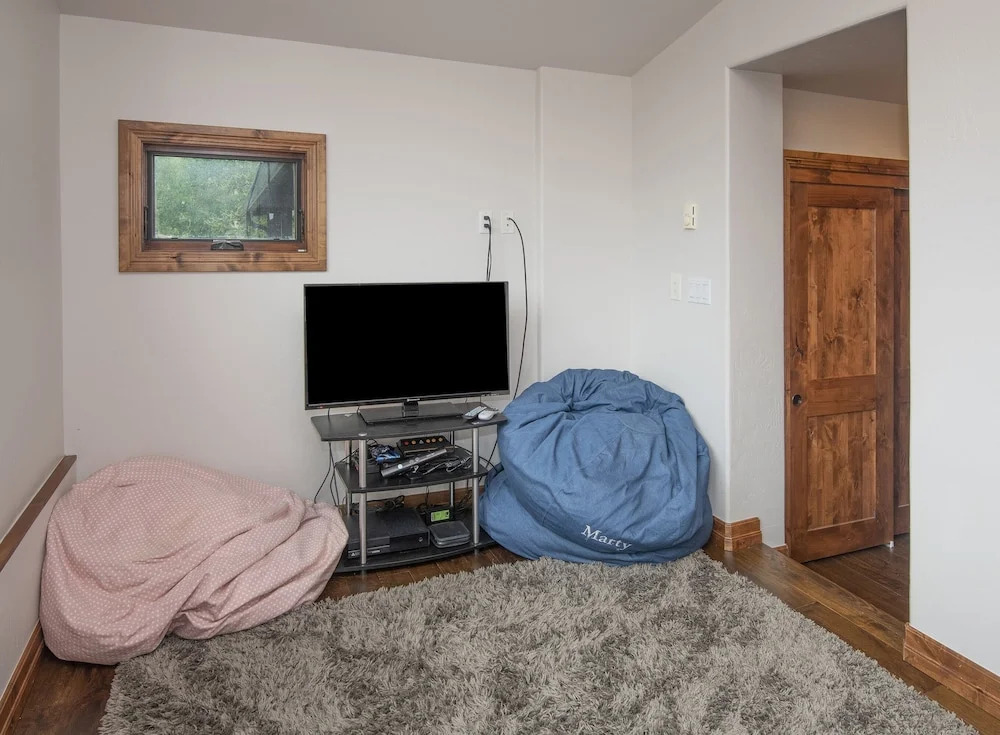Bridge St. Condominium R2 3 Bedroom Condo by RedAwning
