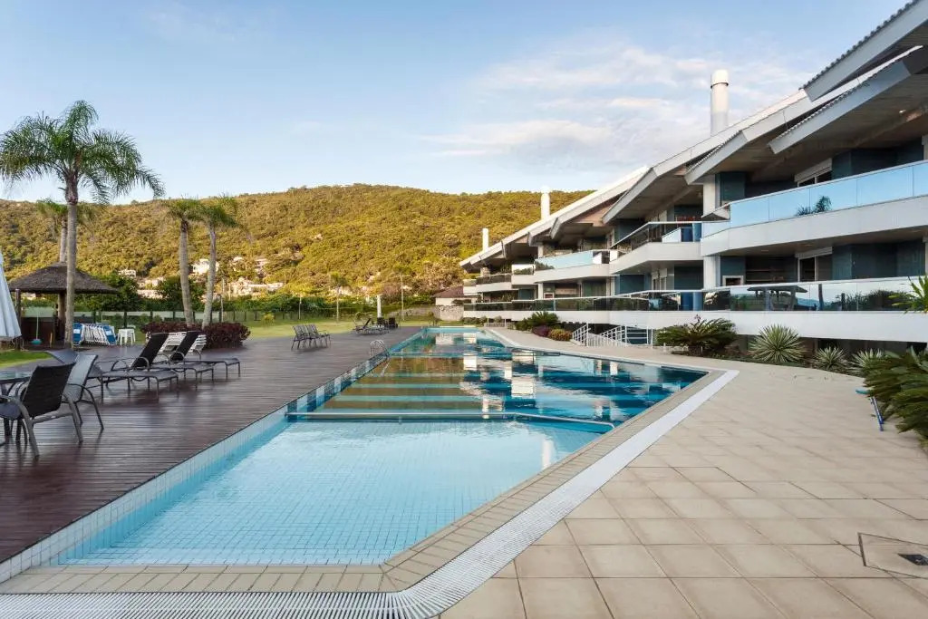 Apartamento com 4 suítes pé na areia