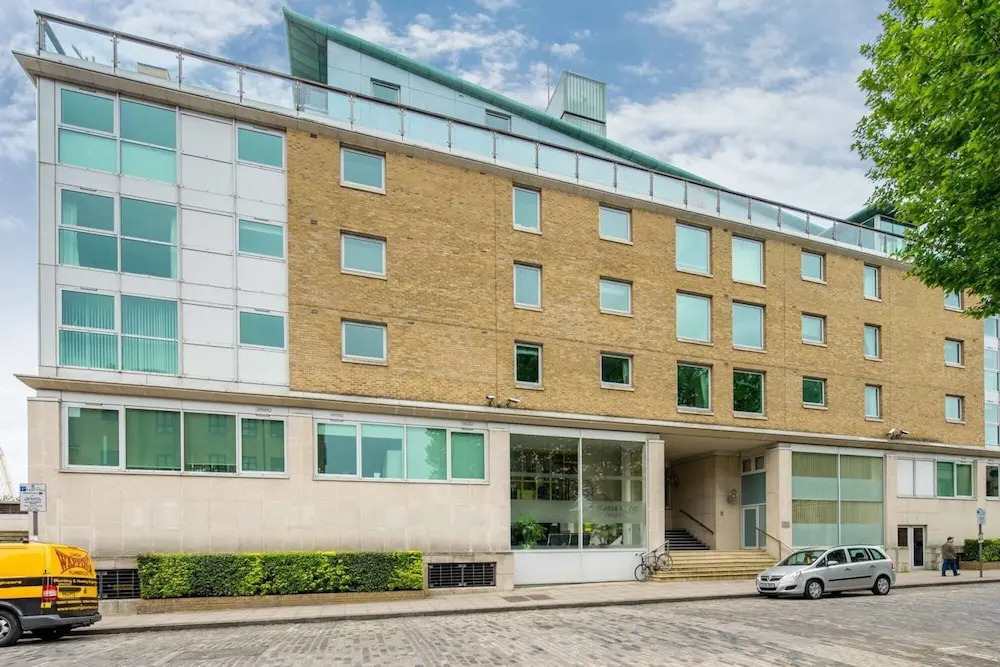 Light Modern Flat With Balcony Over River Thames!