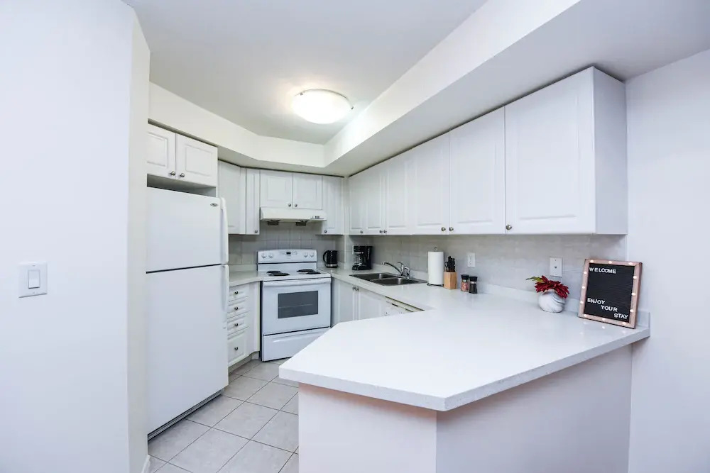 Canadian Madmac Furnished Apartment - Square One Ovation