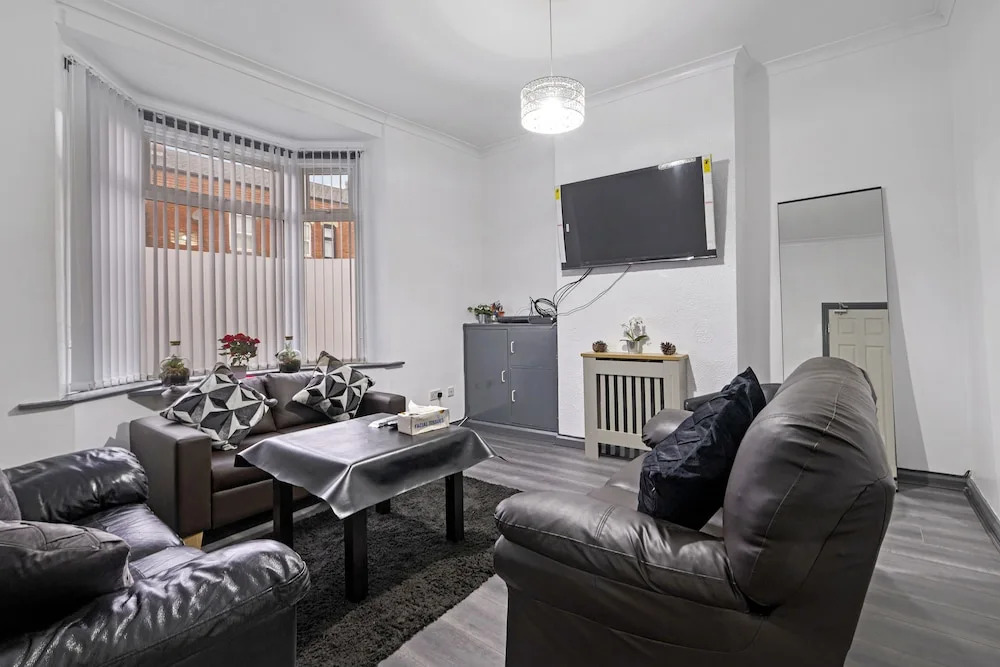 Stunning 5bed House in Birmingham Contractors Also