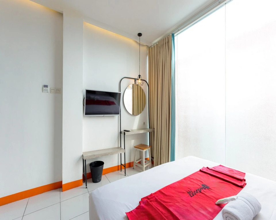 RedDoorz Near Mangga Dua Mall