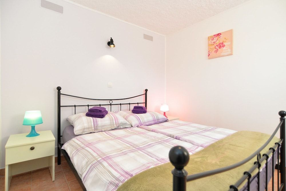Apartment 669
