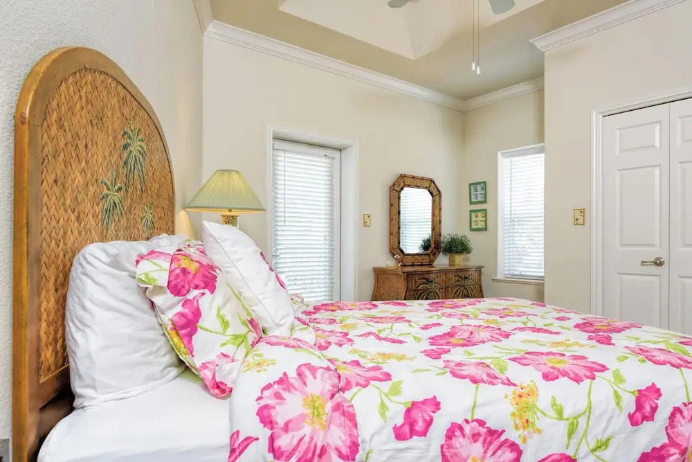 Large 3-bed Condo w Tropical Pool, Close to Beach!
