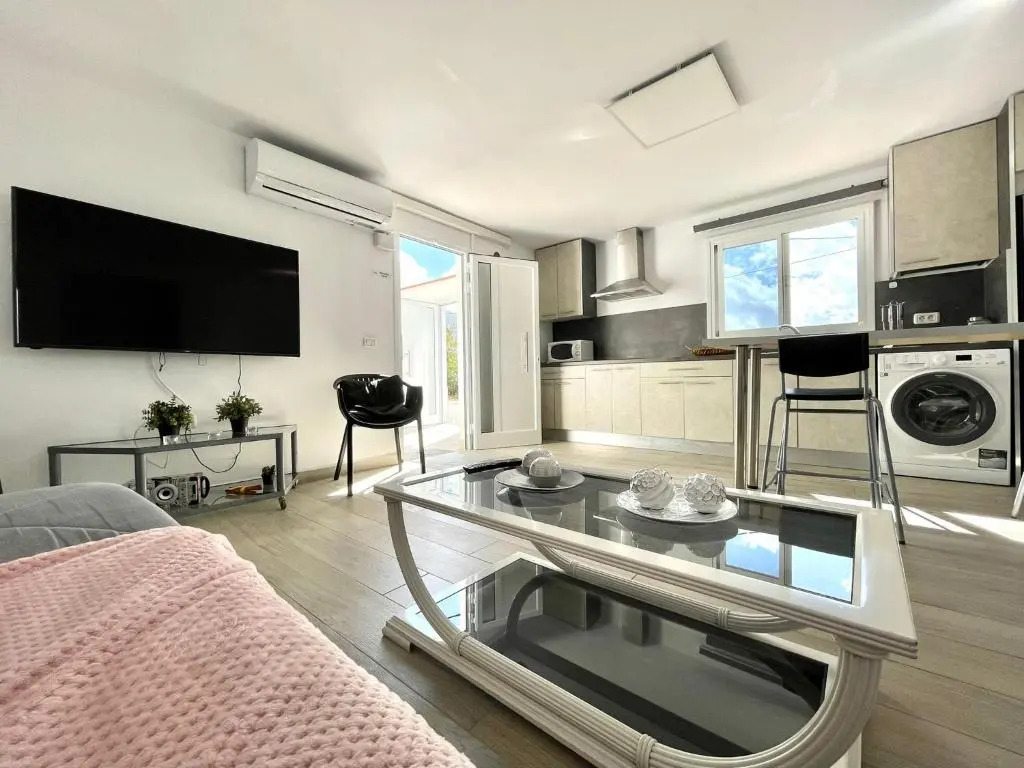 Two-Bedroom House 5, FreeWifi, AC, BBQ, Mountain View