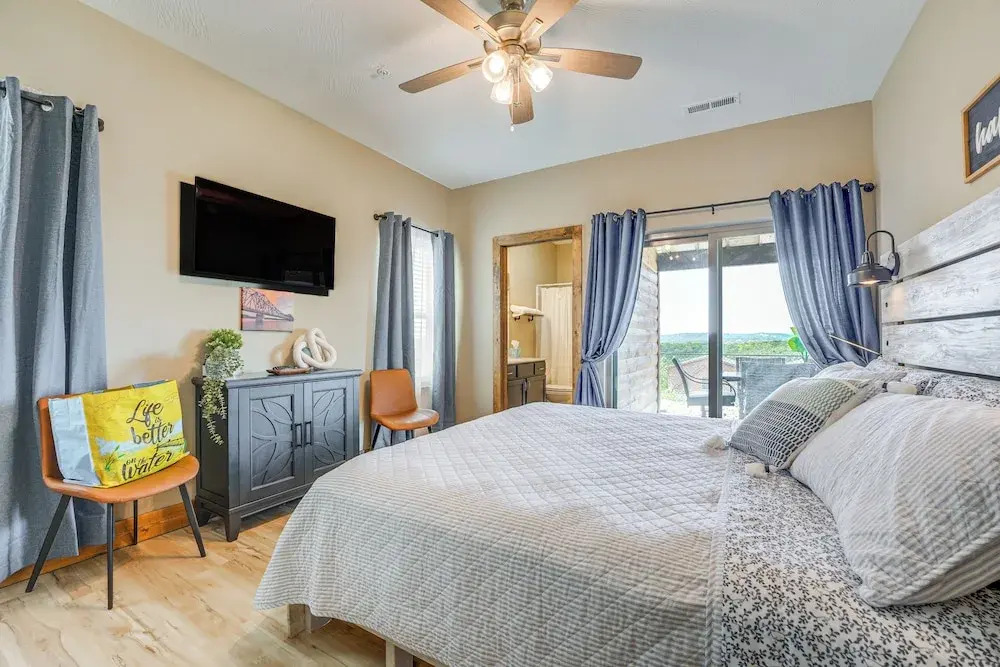 Branson Log Cabin Near Silver Dollar City & Lake!