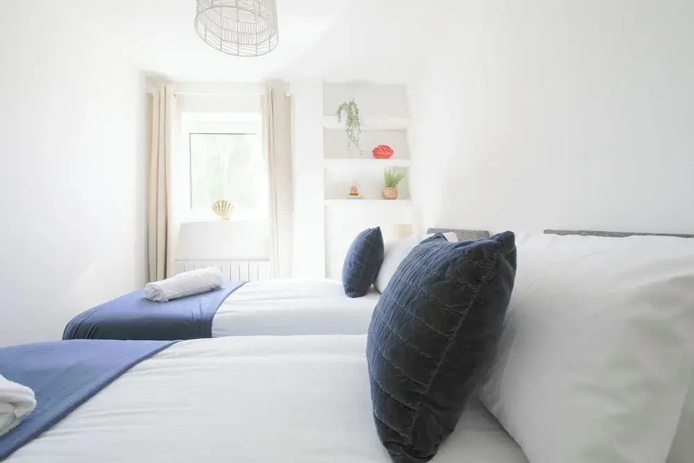 2 Bed Apartment Overlooking Water