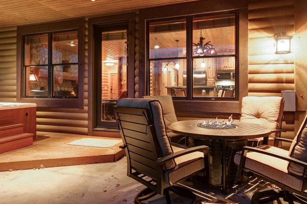 2650 Deer Valley Drive East House by RedAwning