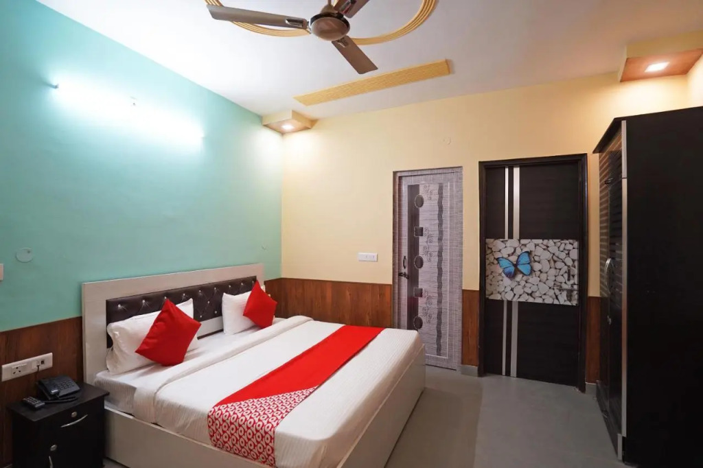 Qlark White Palace by OYO Rooms