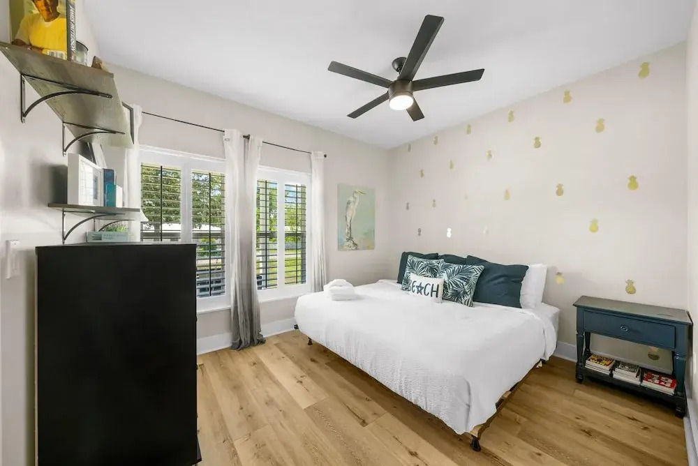 Beach House - 6th Street Retreat by PHG
