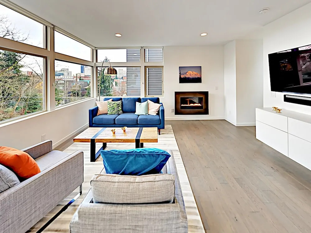 New ! Private Rooftop Deck W/ City Views 3 Bedroom Townhouse