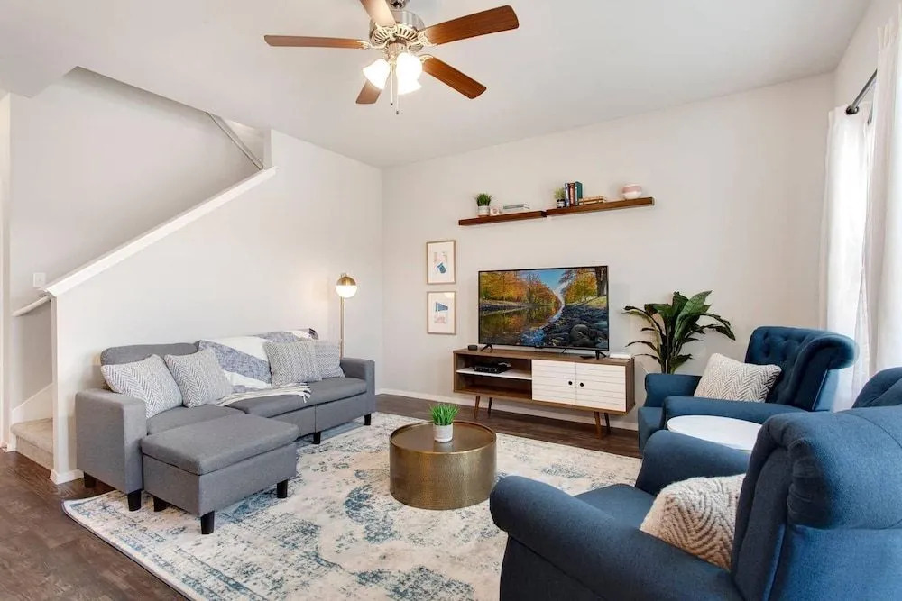 The Ivory - SLEEPS 10 - Perfect for Mid-Term Stays