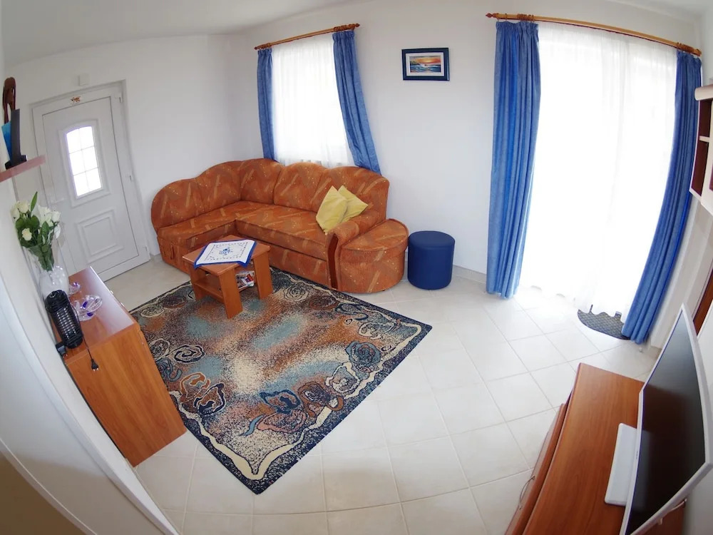 Garden-view Apartment With Terrace, 500m From the Sea, Parking, BBQ and Wifi